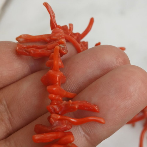Necklace with natural coral branches, 14K gold clasp, 45 cm