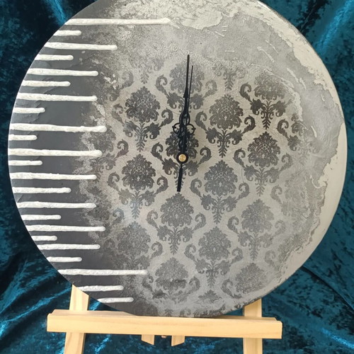 Handmade wall clock with liquid glass, new, 30cm diameter