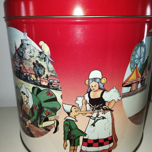 Metal tin with Pinocchio images like new