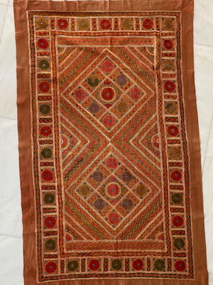 Ethnik throw like new with geometric pattern and terracotta base