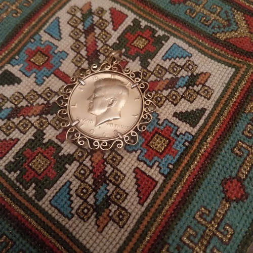 Pendant with 1968 half dollar used, 18K gold frame
