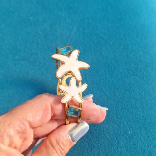 Bracelet like new, gold color with starfish design