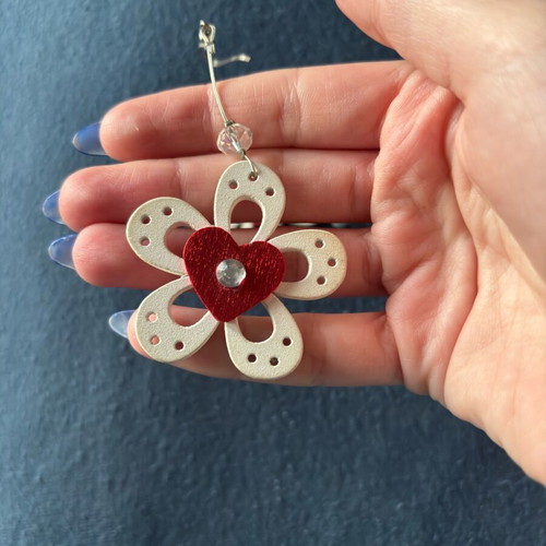 White flower earrings with hearts made of stainless steel like new