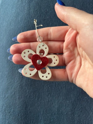 White flower earrings with hearts made of stainless steel like new