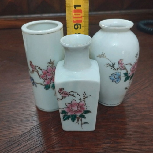 Chinese porcelain vases set of 3 like new, decorative floral motifs
