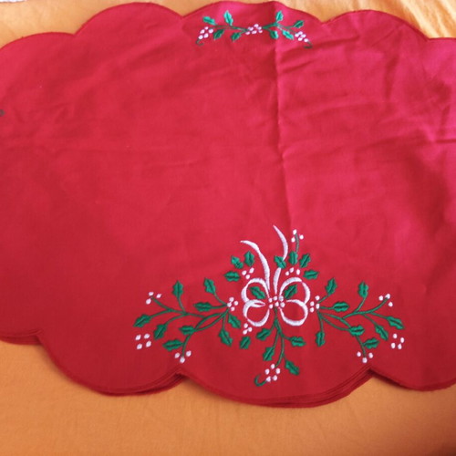 Table linens used, 4 red Christmas squares and 2 oval sets