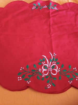 Table linens used, 4 red Christmas squares and 2 oval sets