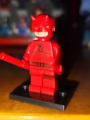 Daredevil (κλασική κόκκινη στολή) σαν καινούργιο με βάση και δύο billy clubs