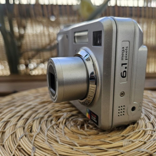 Kodak EasyShare C653 6.1MP digital point-and-shoot camera bundle