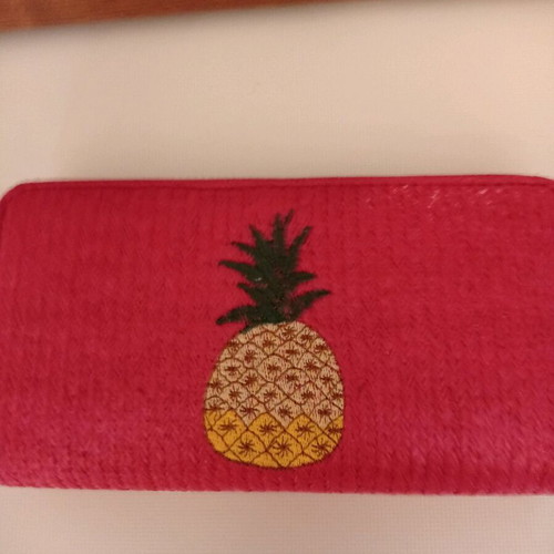 Clutch wallet like new with pineapple embroidery and woven straw pink-fuchsia