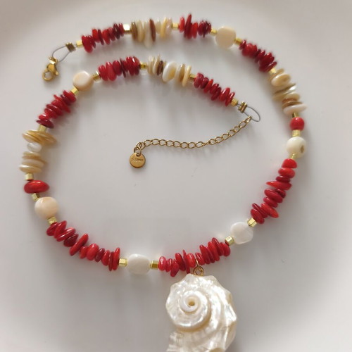 Shell necklace with chips and shell pendant, new