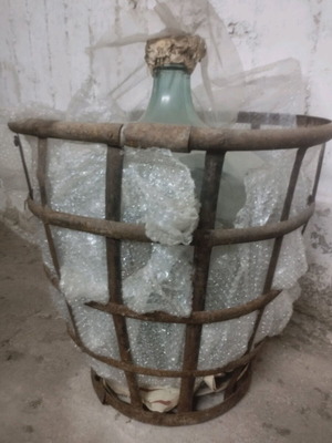 Very large demijohn