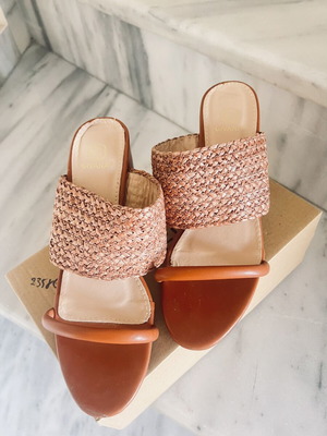 Brown sandals size 39 with straw, like new