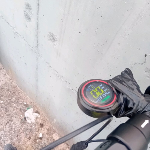 Electric scooter used with tubeless rear tire