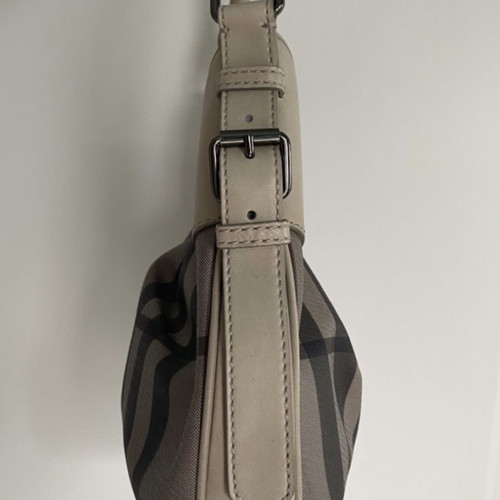 Burberry shoulder bag used in very good condition