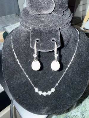 Silver necklace and pearl earrings set like new