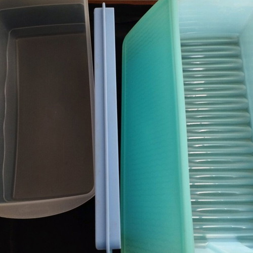Large Tupperware containers like new, set of 2 for vegetables and cake