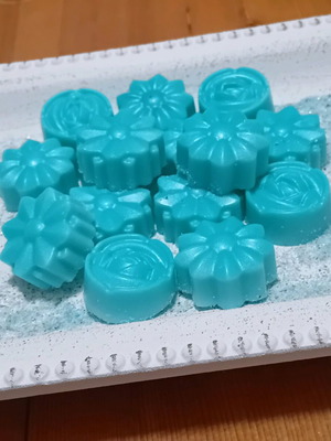 Wax melts made from vegetable rapeseed wax with peppermint scent like new