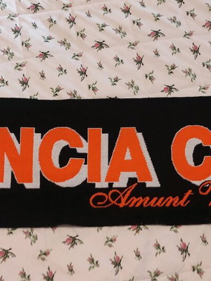Valencia scarf like new