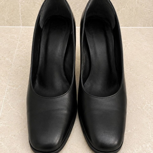 Black leather pumps size 37 like new, classic style