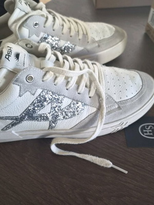Ash sneakers μέγεθος 40 σαν καινούργιο, άσπρα και ασημί αθλητικά παπούτσια