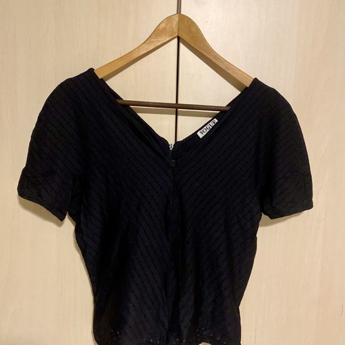 Vogue black elastic blouse with V-neck and zipper
