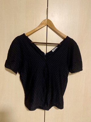 Vogue black elastic blouse with V-neck and zipper