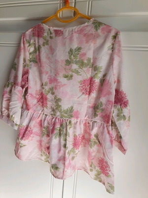 Printed blouse new, size small