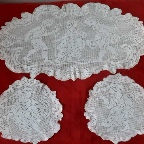 Antique crocheted doilies used, large 93x50 cm and small 37 cm set