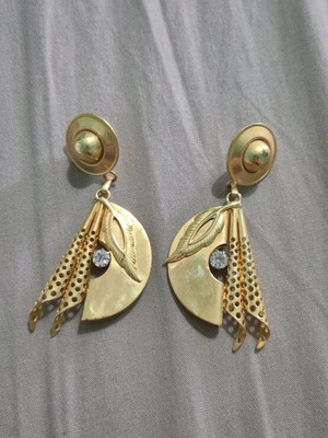 Vintage gold earrings like new