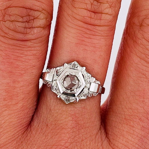 Women's ring with rare natural pink diamonds and 18 ct white gold
