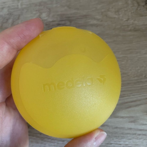 Medela Contact silicone nipple shields M (20mm) with case like new, 2 pcs