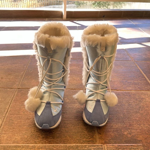 Modern & impressive NIKE boots in a beautiful blue color.