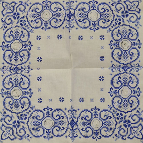 Handmade vintage embroidered tablecloth 82×82 cm