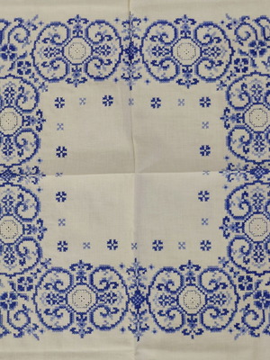 Handmade vintage embroidered tablecloth 82×82 cm