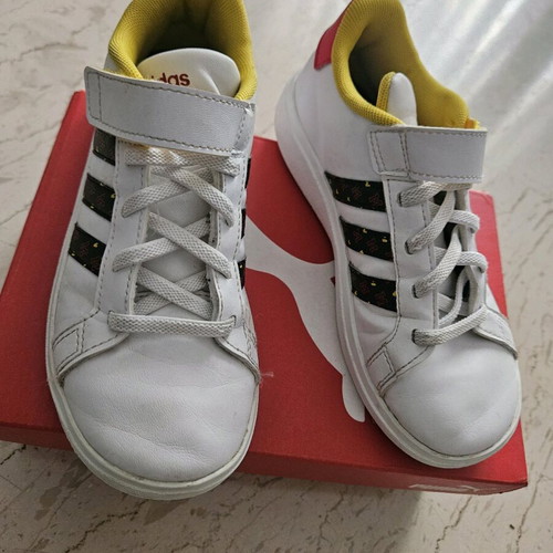 Αθλητικά Adidas σαν καινούργιο, άσπρα, με Mickey Mouse, νούμερα 31-32