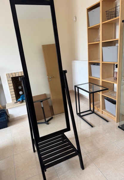 Πωλείται ολόσωμος καθρέφτης με ξύλινο μαύρο σκελετό