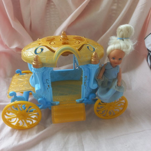 Cinderella Princess Carriage vintage playset with 2 mini dolls like new