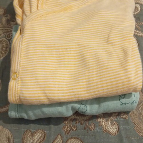 Carter's baby bodysuits like new, pack of 2 for 9 months