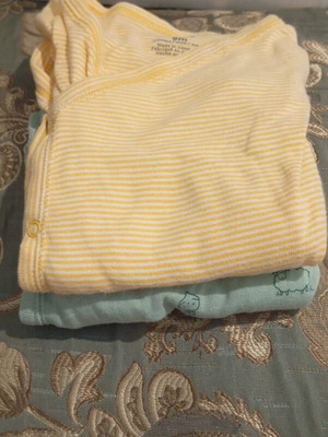 Carter's baby bodysuits like new, pack of 2 for 9 months