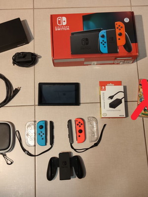 Nintendo Switch V2 κονσόλα σαν καινούργιο με 32GB αποθήκευση και αξεσουάρ