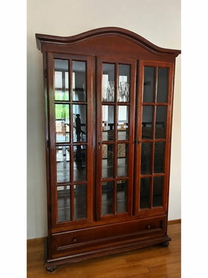 Showcase with interior mirrors like new