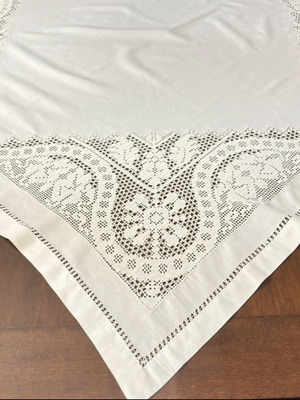 Handmade tablecloth 1.24x1.20 like new