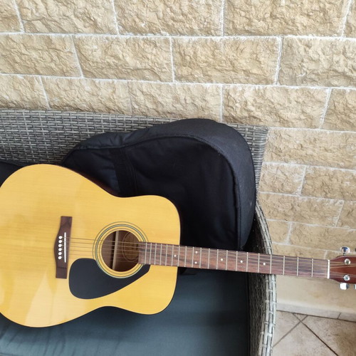 Yamaha F310 acoustic dreadnought guitar like new