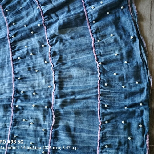 Strapless dress used with pearls and honeycomb pattern