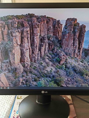 Lg TFT Monitor 22' like new with cables FLATRON W2234S