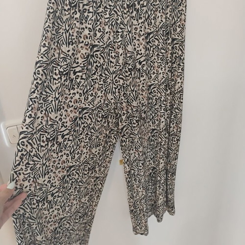 Short pants size M, like new, elastic waist
