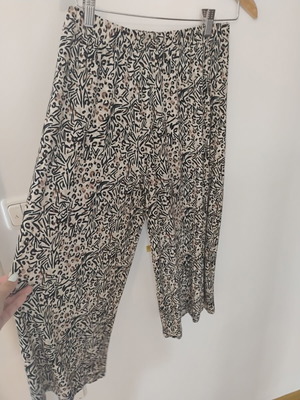 Short pants size M, like new, elastic waist