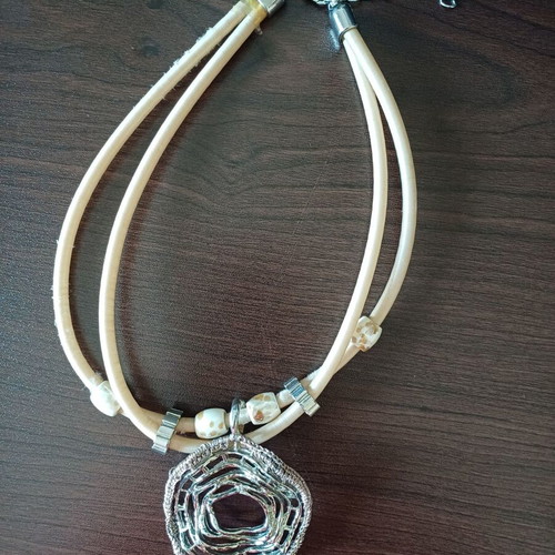 Short necklace used, beige with silver details, length 21.5cm