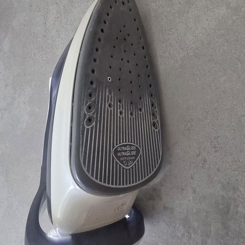 Tefal iron used with side crack and tip damage, functional